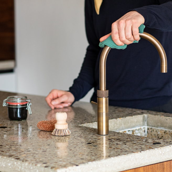 Blinkende keuken: RVS keukenkastjes en kraan vlekvrij maken - ViralCleaning
